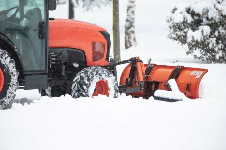 Wenn die kalte Jahreszeit hereinbricht, rückt ein Thema in den Vordergrund, das für Grundstückseigentümer von größter Bedeutung ist: der Winterdienst.